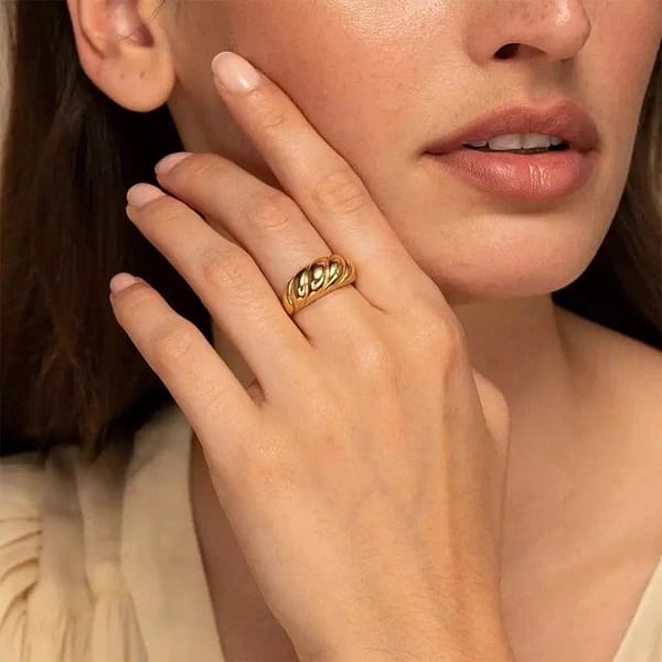 Crossiant Ring
